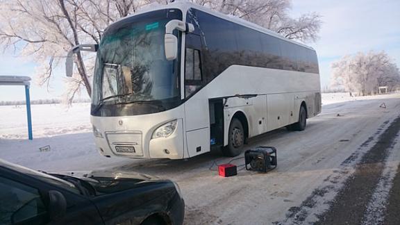 27 замерзающих пассажиров автобуса спасли сотрудники ставропольской ГАИ