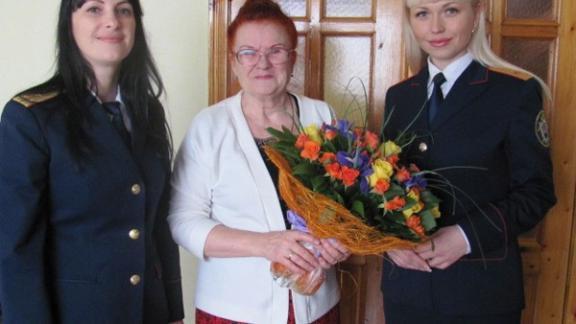Сотрудники следственного управления по краю поздравили ветерана следствия Лидию Кибкало с 8 марта