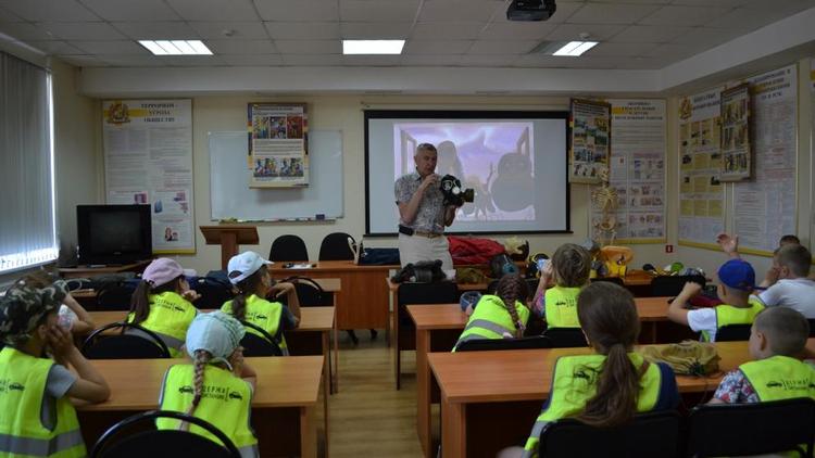 Школьников в Ставрополе учат правилам поведения при пожаре