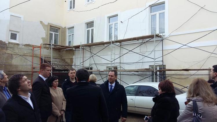 Жильцы дома по улице Советской в Ставрополе недовольны капремонтом
