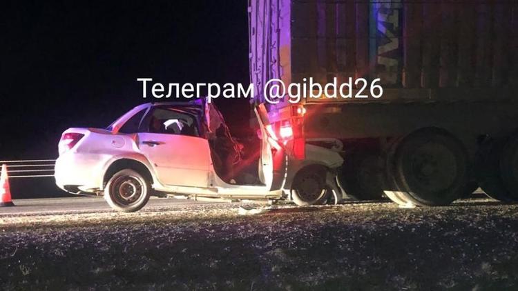 На Ставрополье легковушка врезалась в грузовик: 2 человека погибли