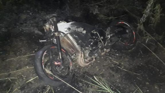 Водитель сгоревшего в поле под Ставрополем мотоцикла в больнице