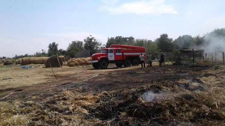 В селе Вознесеновском на подворье сгорели 18 тюков сена