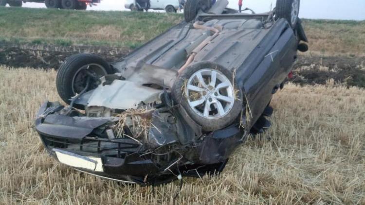 Автомобиль перевернулся в поле в Петровском округе: 2 человека ранены