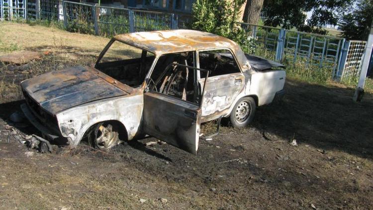 Пожарные потушили автомобиль, предотвратив угрозу взрыва, в посёлке Озерки