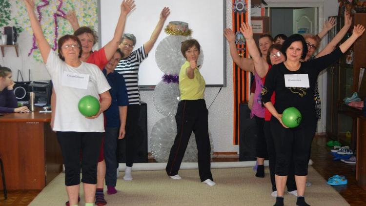 Здоровье и позитивный настрой невинномысским пенсионерам возвращает специальная гимнастика
