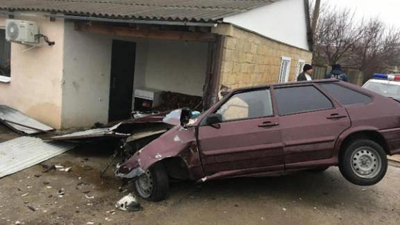В Труновском районе водитель врезался в ограждение дома