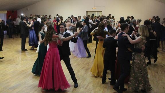 В Кисловодске студенты танцевали котильон на Рождественском балу