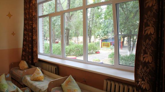В Невинномысске заменяют старые окна в школах и детских садах