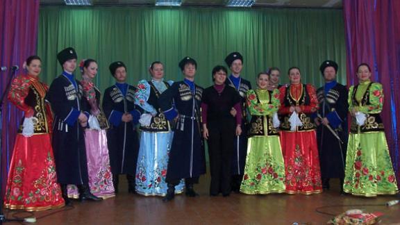 Казачий ансамбль песни и танца «Ставрополье» проводит лекции-концерты