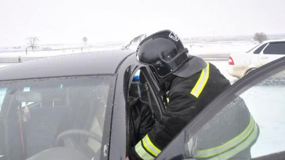 Пожарные и спасатели ПАСС СК помогают водителям, пострадавшим из-за гололеда