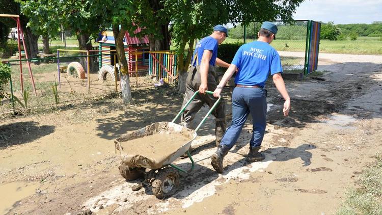 Более 5000 человек чистят дворы и дороги после паводка в Ставропольском крае