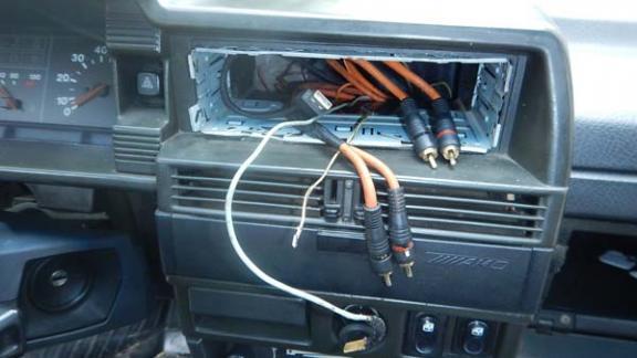 У жителя Невинномысска украли из автомобиля аудиоаппаратуру почти на 20 тысяч рублей