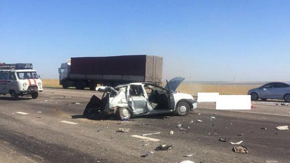 На трассе «Кавказ» в лобовом столкновении легковушки и грузовика погибли 2 человека