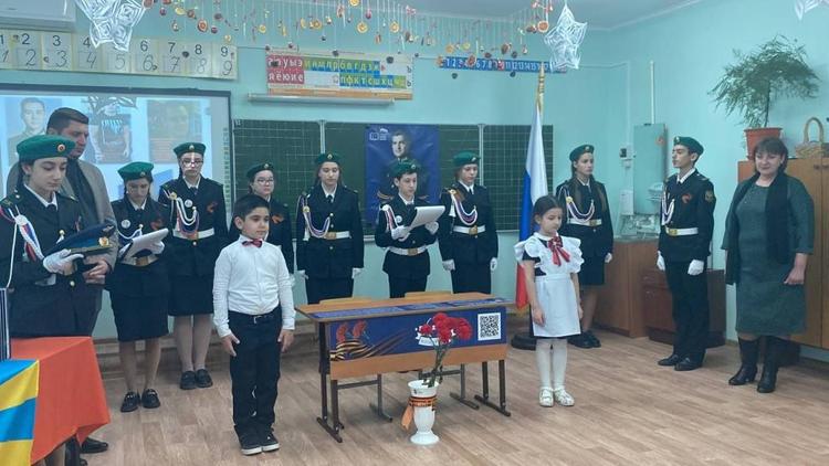 В школе Труновского округа Ставрополья торжественно открыли «Парту Героя»