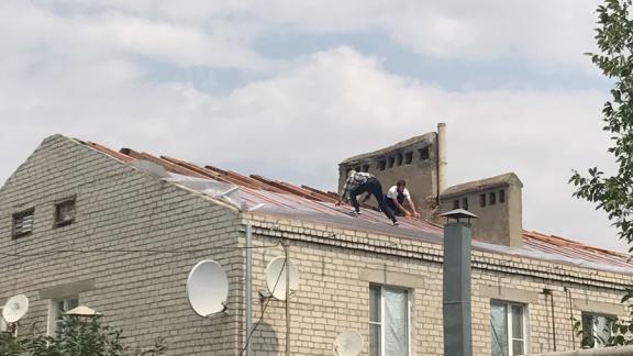 Разрушенные крыши домов в Зеленокумске отремонтирует фонд капремонта