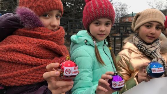 ЮИДовцы Ставрополья вручают участникам дорожного движения ёлочные игрушки