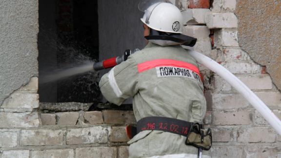 Спасатели предотвратили взрыв газового баллона при возгорании частного доме в станице Бекешевской