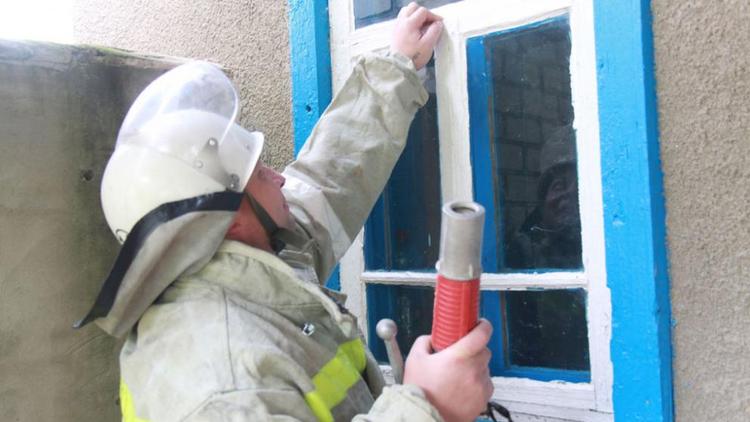 В Арзгирском районе пожарные спасли мужчину из огня