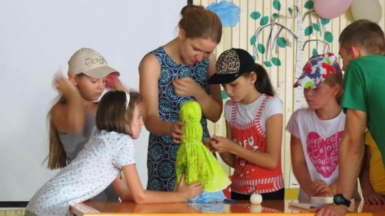 Ребята из детского лагеря в Ставрополе учились изготавливать кукол