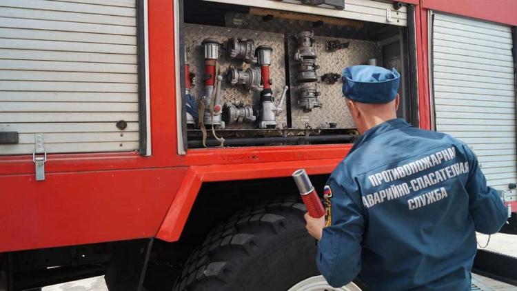 Из полыхающего огнём дома спасли многодетную семью ставропольские пожарные