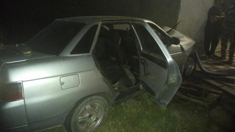 Машина врезалась в автосервис в Левокумском районе