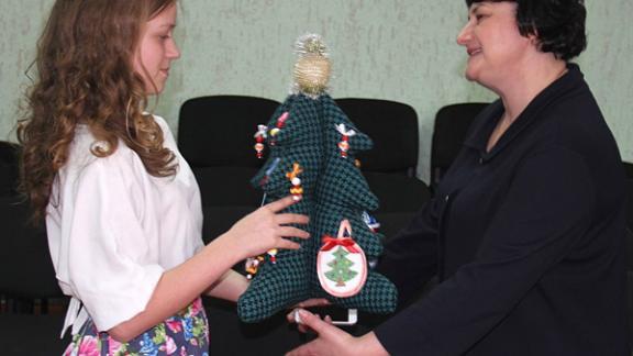 Полпред губернатора Н. Образцова вручила подарки воспитанникам социального центра «Гавань» в Невинномысске