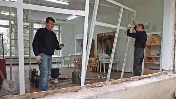 Новые окна установили в детском саду № 8 Кисловодска - помощь от мэра и депутата