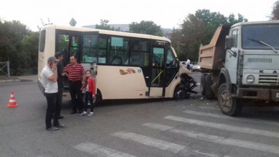 В Кисловодске в результате столкновения «КамАЗа» и пассажирской «Газели» пострадали 7 человек