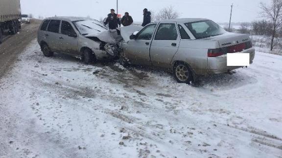 Два человека пострадали в лобовом ДТП на заснеженной дороге на Ставрополье