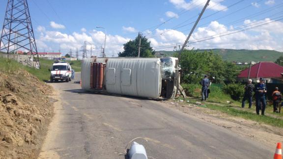 Маршрутный автобус в Невинномысске врезался в опору ЛЭП и опрокинулся
