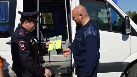 Ставропольские автоинспекторы дарят световозвращающие жилеты водителям общественного транспорта