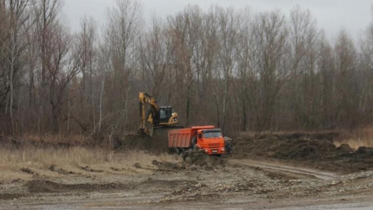 В Невинномысске продолжают работы по берегоукреплению Кубани