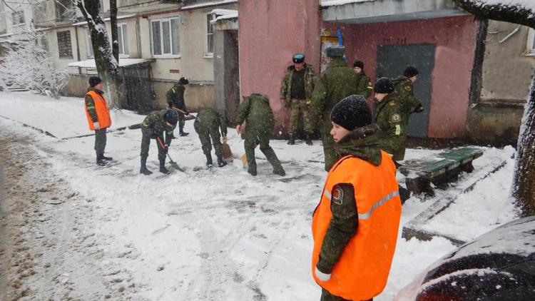 Ставропольские кадеты-парашютисты убирали снег со своими наставниками