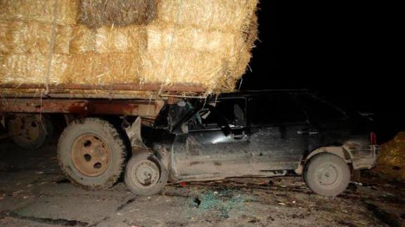 В Нефтекумском районе водитель «ВАЗ-211440» разбился о стоящий на трассе трактор с соломой