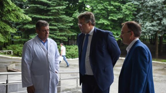 Губернатор Ставрополья навестил в больнице подростка, пострадавшего во время задержания преступника
