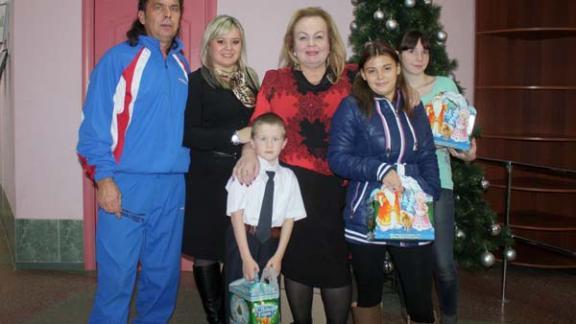 Пожарные навестили с подарками воспитанников детского дома № 12 в Ставрополе