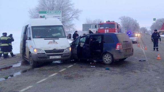 Пассажирский микроавтобус и легковушка столкнулись на Ставрополье, шестеро пострадали