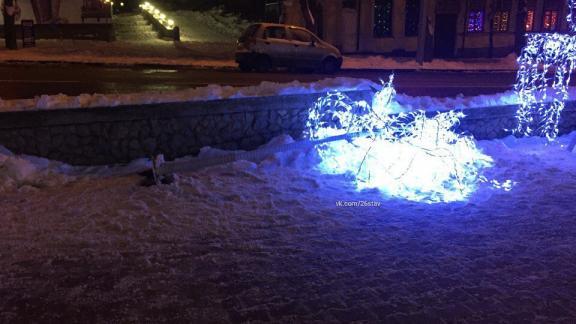 В Ставрополе ветер свалил новогодний арт-объект