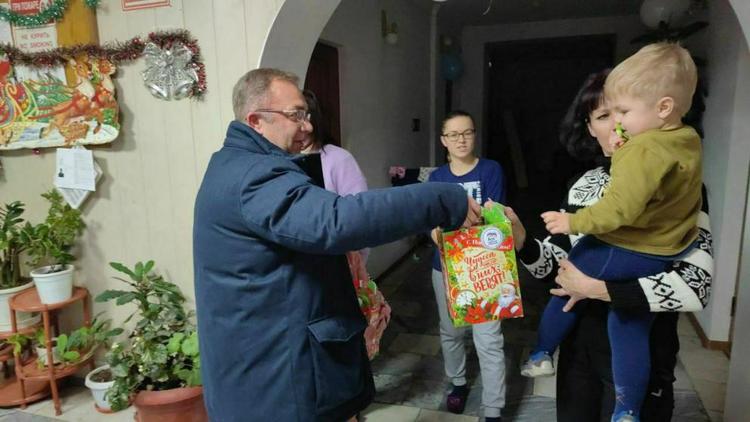 В Курском округе Ставрополья детям из Донбасса вручили новогодние подарки