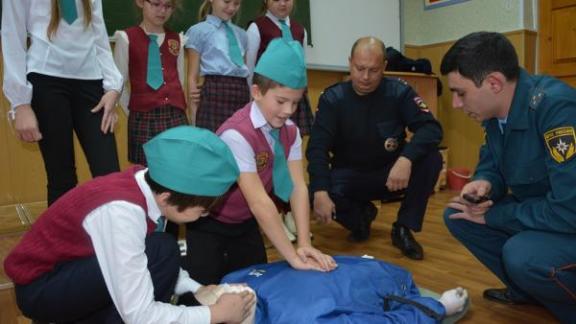 Автоинспекторы и спасатели провели для школьников уроки жизни в Минераловодском районе