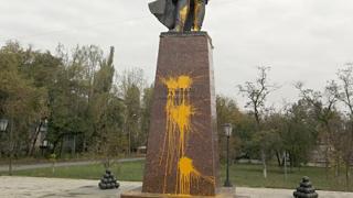 Памятник генералу Ермолову осквернили в Минводах, казаки грозят выпороть вандалов