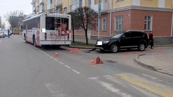 В центре Ставрополя внедорожник столкнулся с троллейбусом