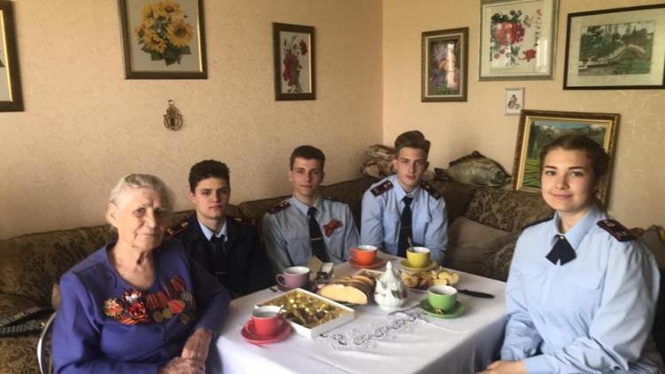 Ставропольские кадеты СКР побывали в гостях у ветерана ВОВ