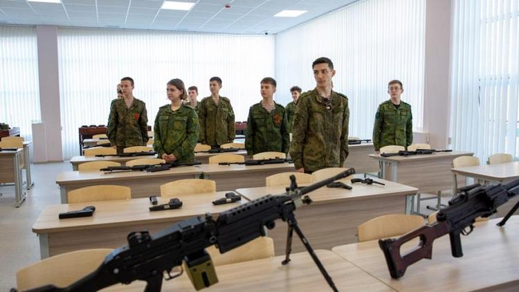 В новой ставропольской школе открылся военно-патриотический комплекс