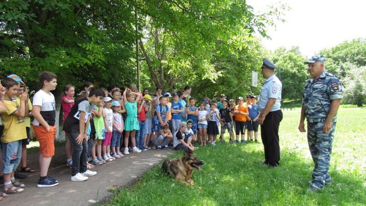 О работе кинолога рассказали полицейские детям в лагере Железноводска