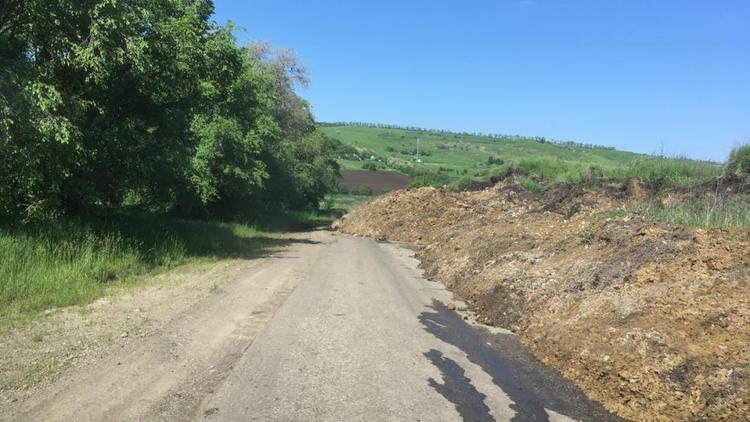 Оползень перекрыл дорогу местного значения в Кочубеевском районе