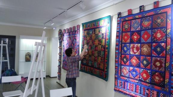 Выставка лоскутного шитья «Отражённый свет» представлена в Ставрополе с 10 апреля