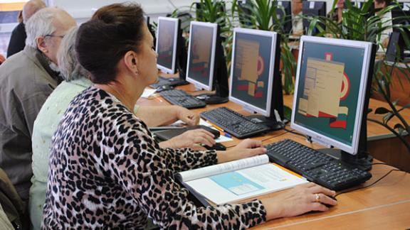 В Ставрополе и Пятигорске началось обучение пенсионеров «Азбуке Интернета»