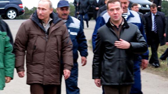 Медведев и Путин на Ставрополье собрали по 6 тонн кукурузы на комбайнах «Родины»